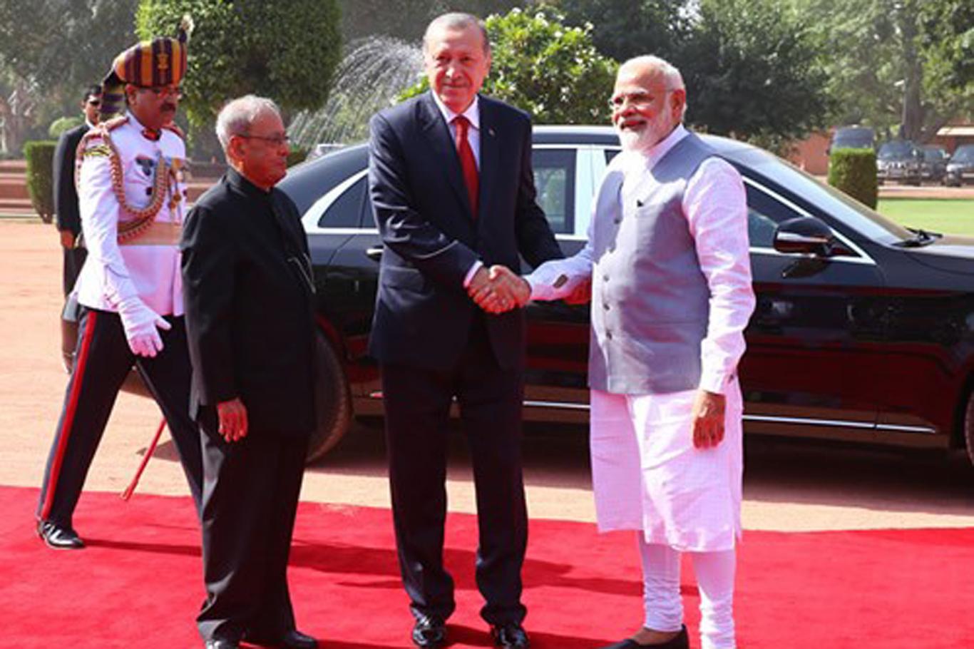 Cumhurbaşkanı Erdoğan Hindistan'da resmi törenle karşılandı Cumhurbaşkanı Erdoğan Hindistan'da resmi törenle karşılandı